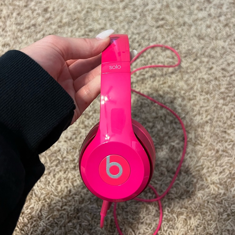 Beats Solo HD hot pink